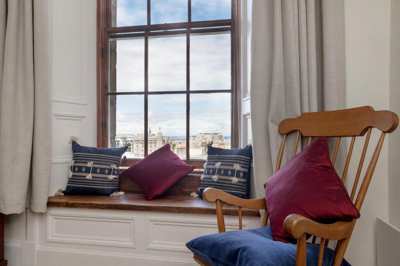 Stunning Panoramic Views: Heart Of The Royal Mile Lägenhet Edinburg Exteriör bild